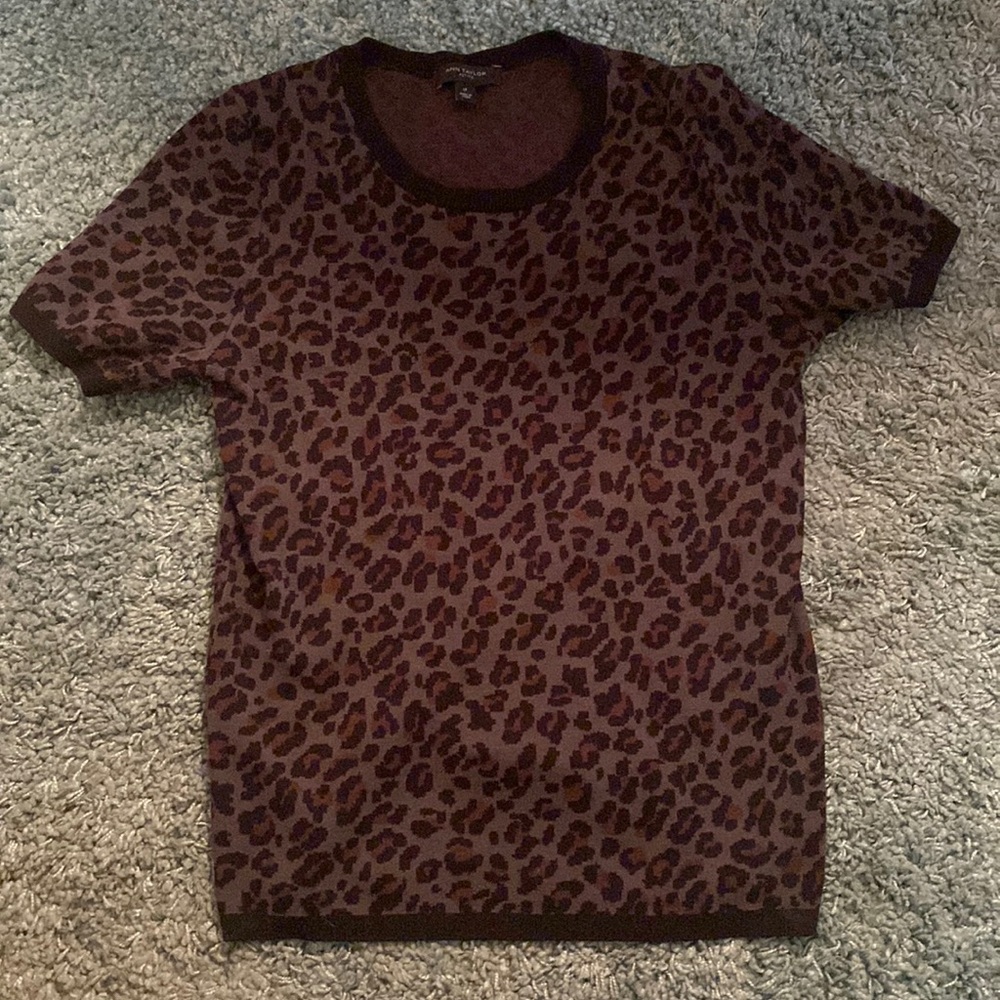This a. Is a gray top but the leopard spot are blac/btw. To me it fit as a med.